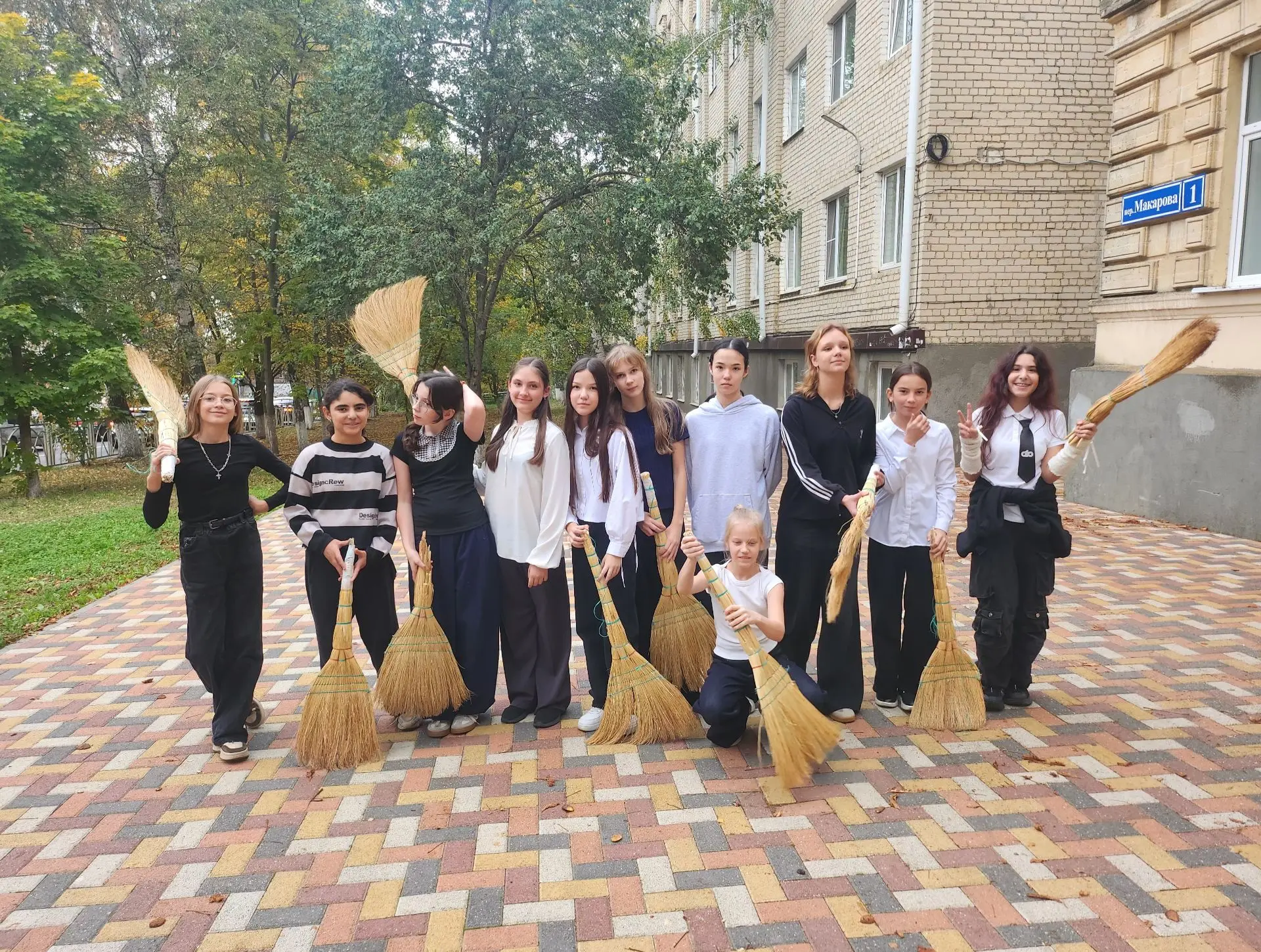 Октябрь щедро рассыпал золото по школьному двору 🍁
