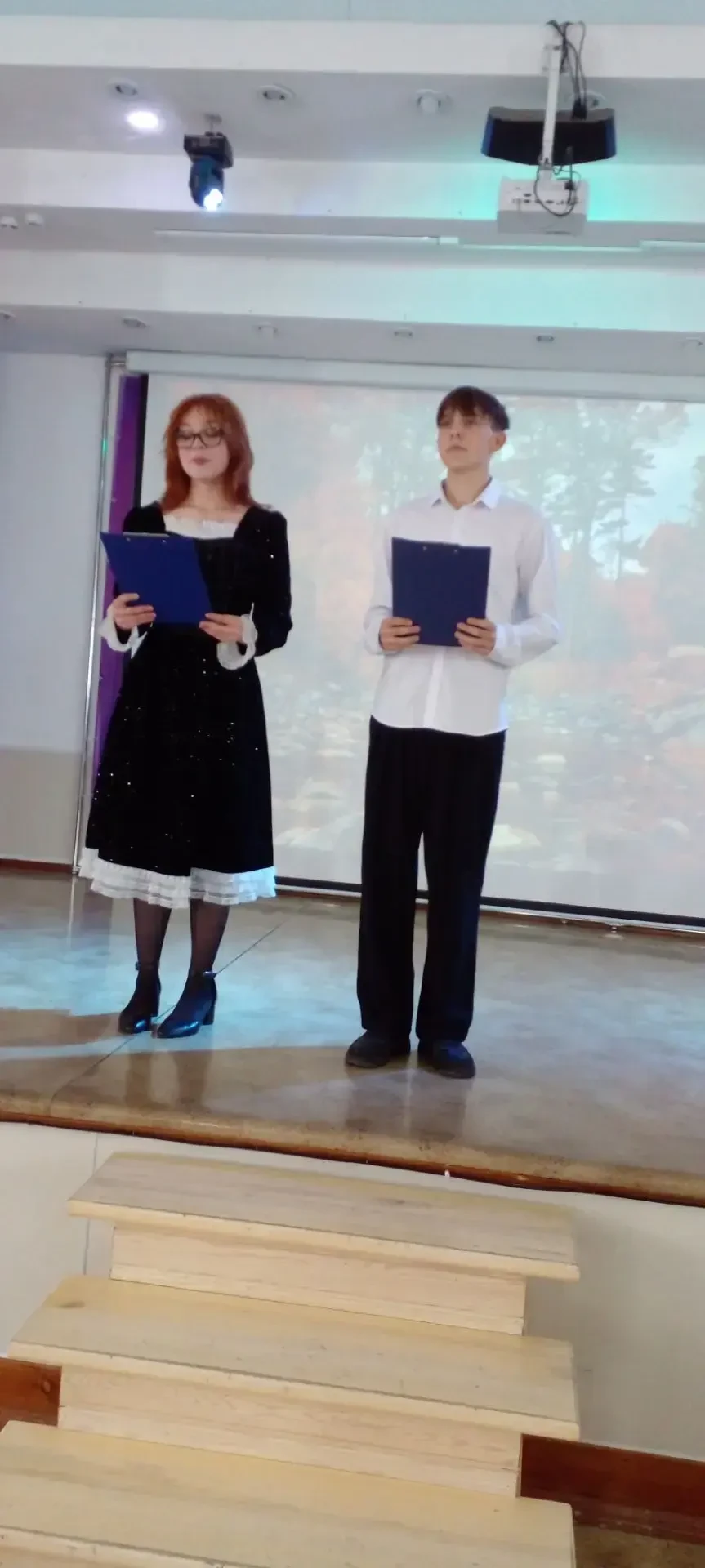 В актовом зале МБОУ «СОШ №6 г.Юрги» прошёл традиционный конкурс чтецов «Пушкинская осен...