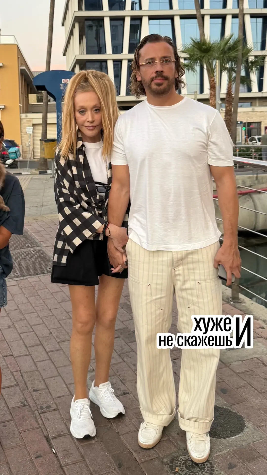 «Он любит меня такой, какая я есть». Иноагента Галкина встретили с возлюбленной в корот...