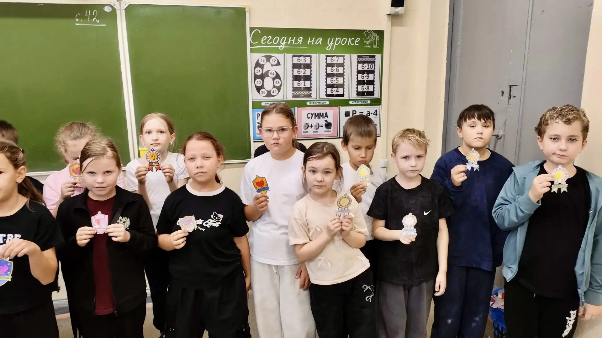 🎁 «Папа — первое слово, главный герой!» Начальная школа готовится ко Дню отца
