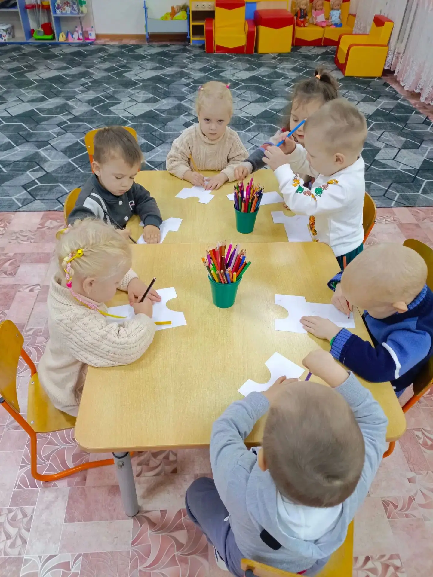 🌟 Знакомство с карандашами в младшей группе «Светлячок»! 🖍