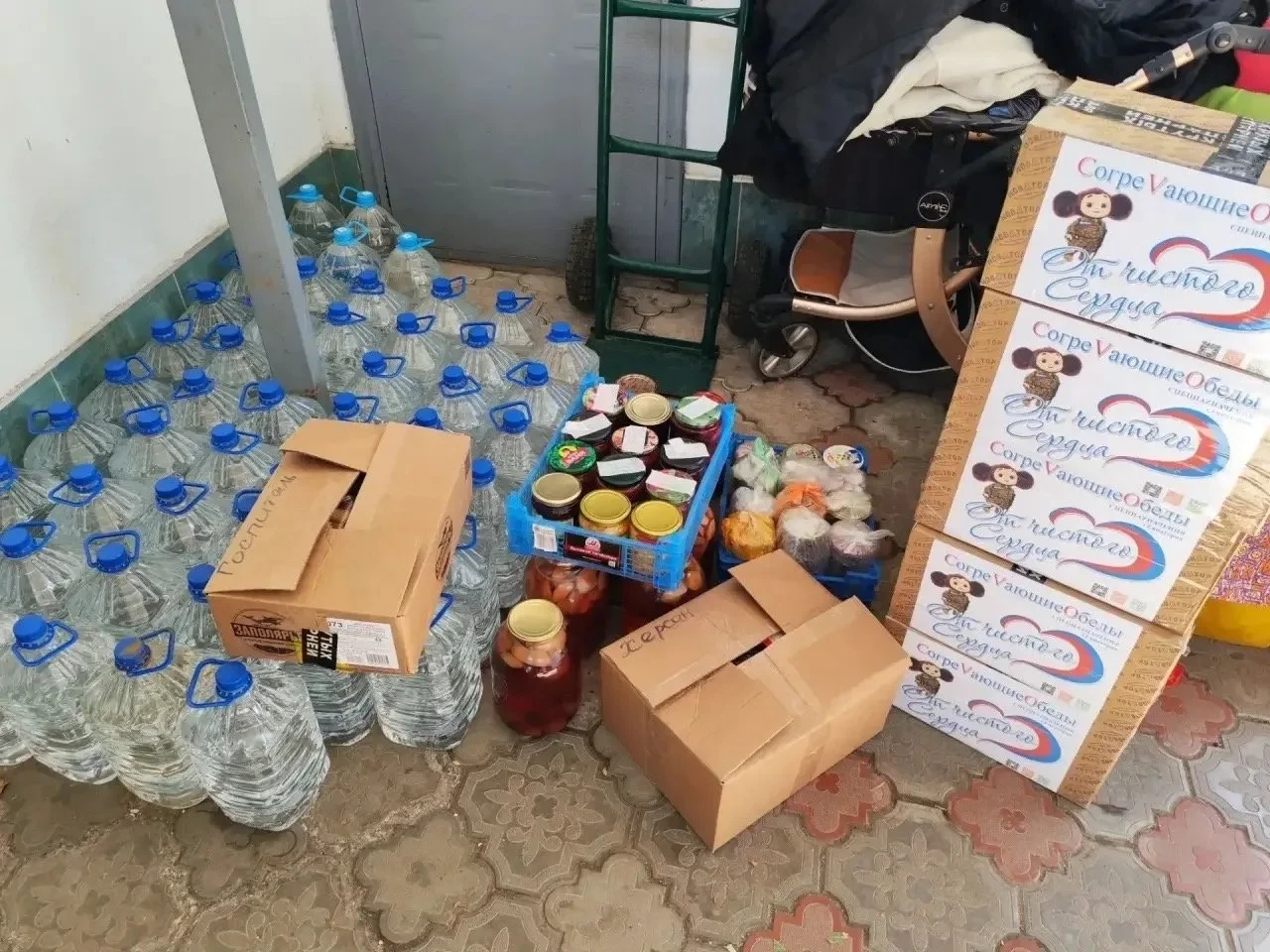Депутаты горсовета Саки Сергей Козлов и Алексей Андреенко доставили новую партию гумани...