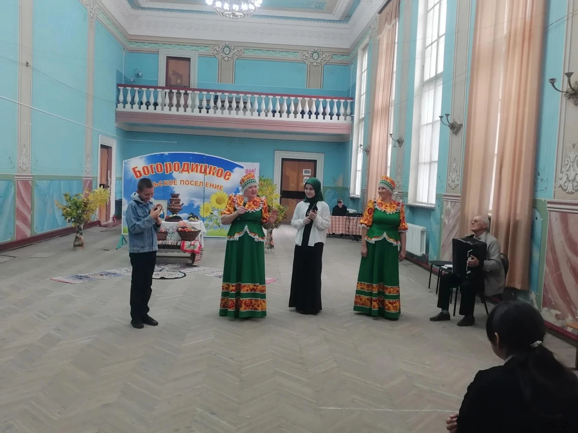 14 октября в Богородицком ДК для школьников БСОШ №20 прошла программа «Весело Покров вс...