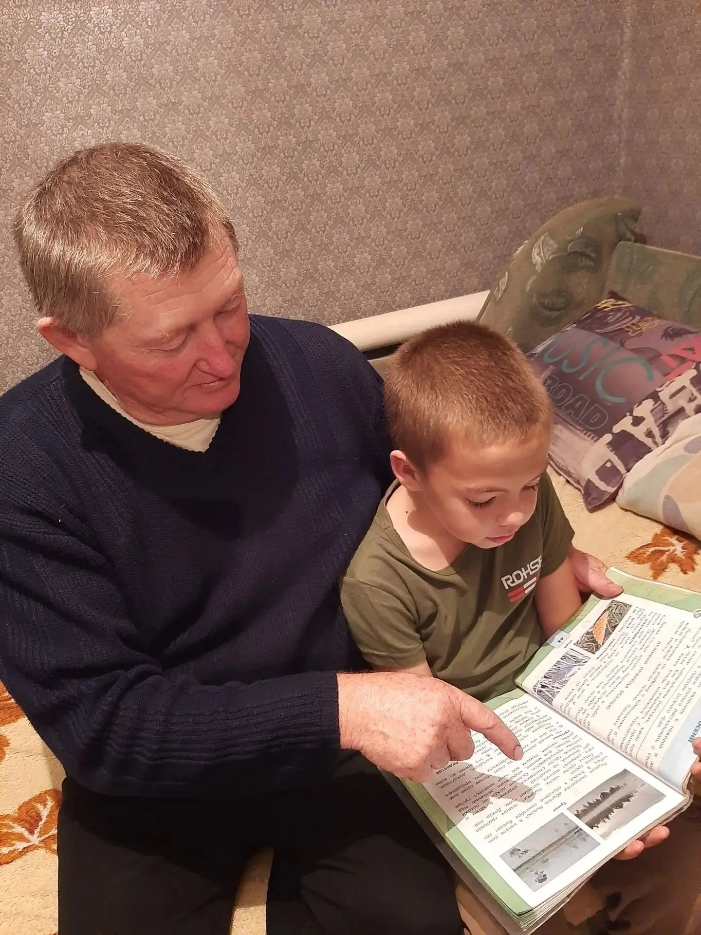 Мой дедушка Писарик Владимир Адамович. Дедушка помогает мне делать домашние задания. В ...