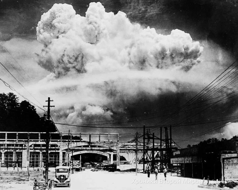 Кадр ядерного удара по Нагасаки 9 августа 1945 года. Снимок сделан с острова Кояги (Кой...