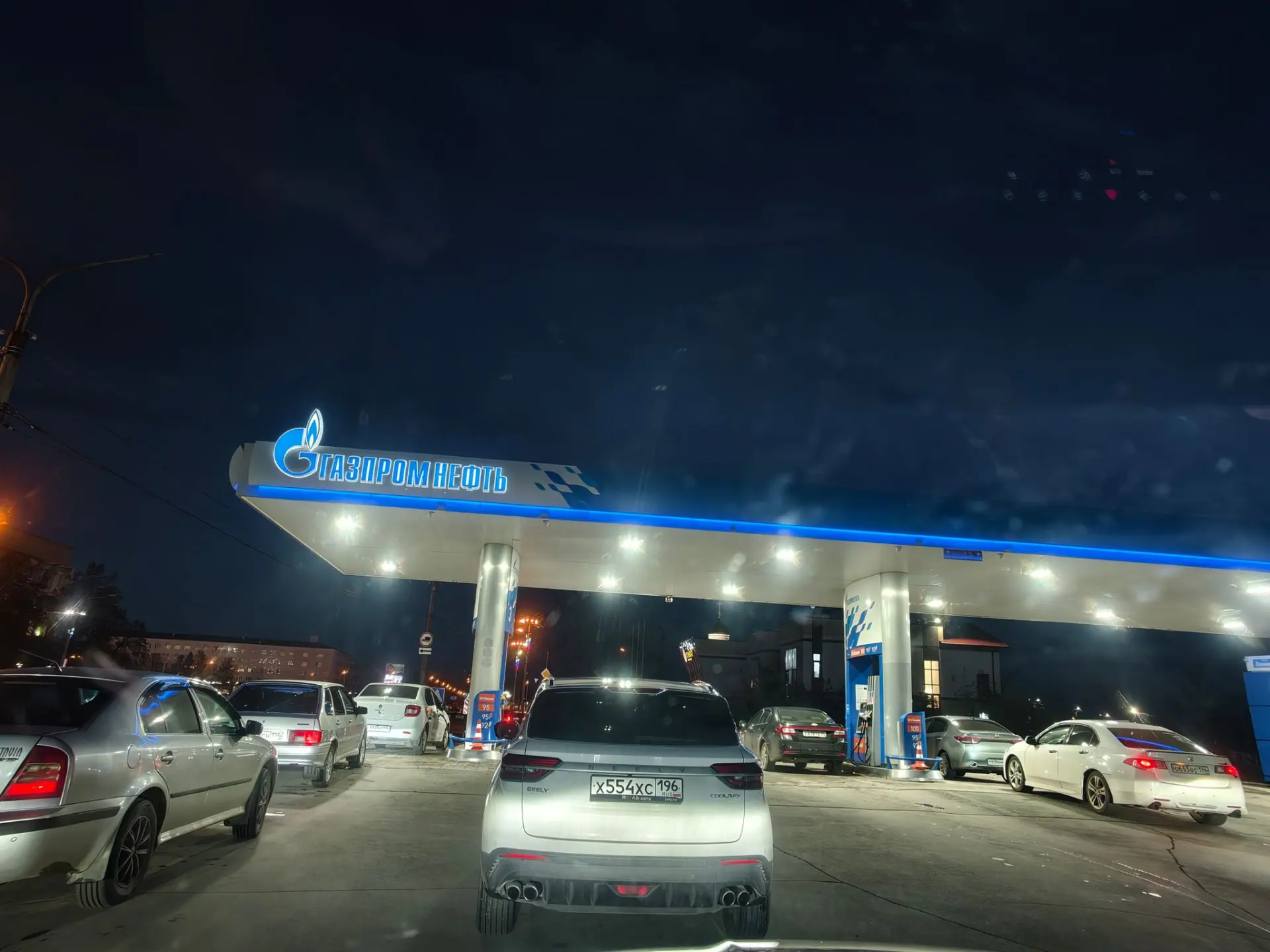 На АЗС Газпромнефть у СКЦ в наличии 92 и 95 G-Драйв