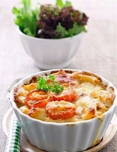 Макароны, зaпеченные с помидорами под сыром