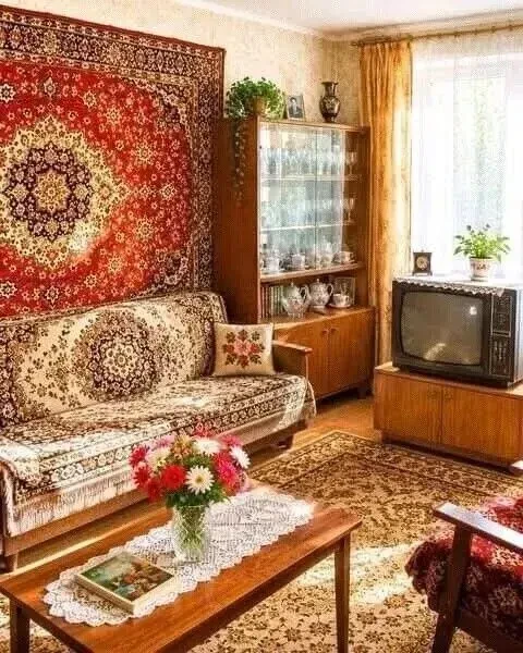 Наша семья стала по настоящему зажиточной и респектабельной, когда папа купил сервант. ...