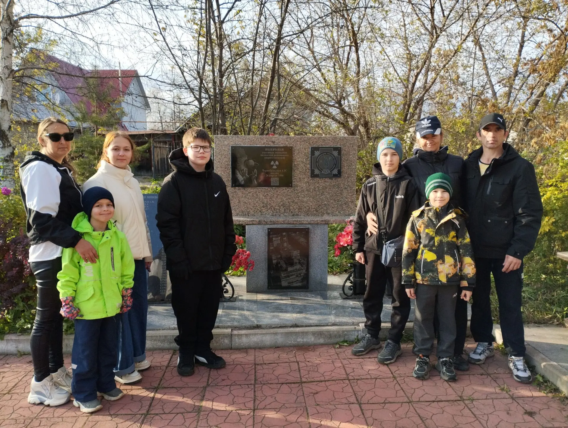 Наши обучающиеся и их родители провели  субботник у памятника полевчанам — участникам л...