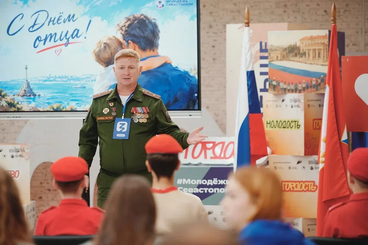 ❤️ В преддверии Дня отца провели интерактивную программу в молодёжном центре