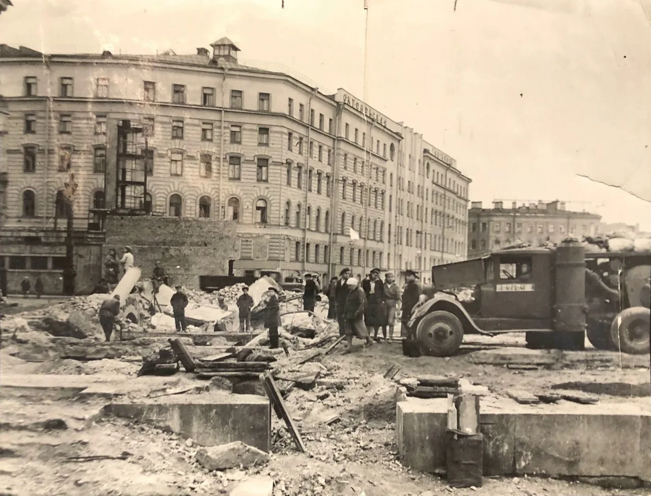 1942-1943.Руины после сноса Знаменской церкви на площади Восстания.