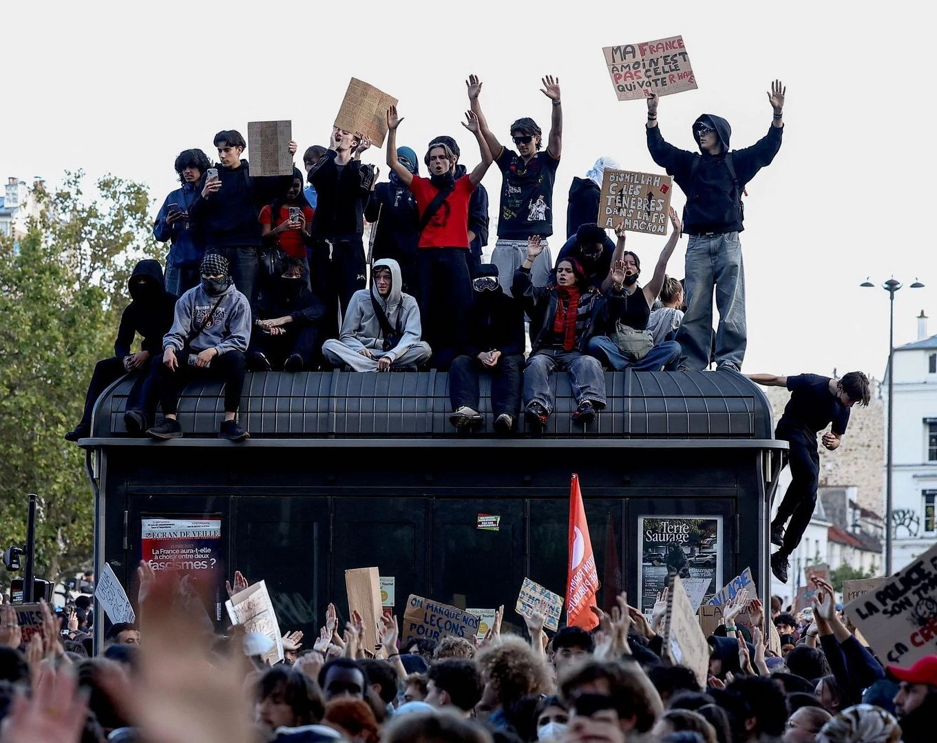 Почти все французские вузы заблокированы на фоне протестов. Задержаны семь тысяч человек.