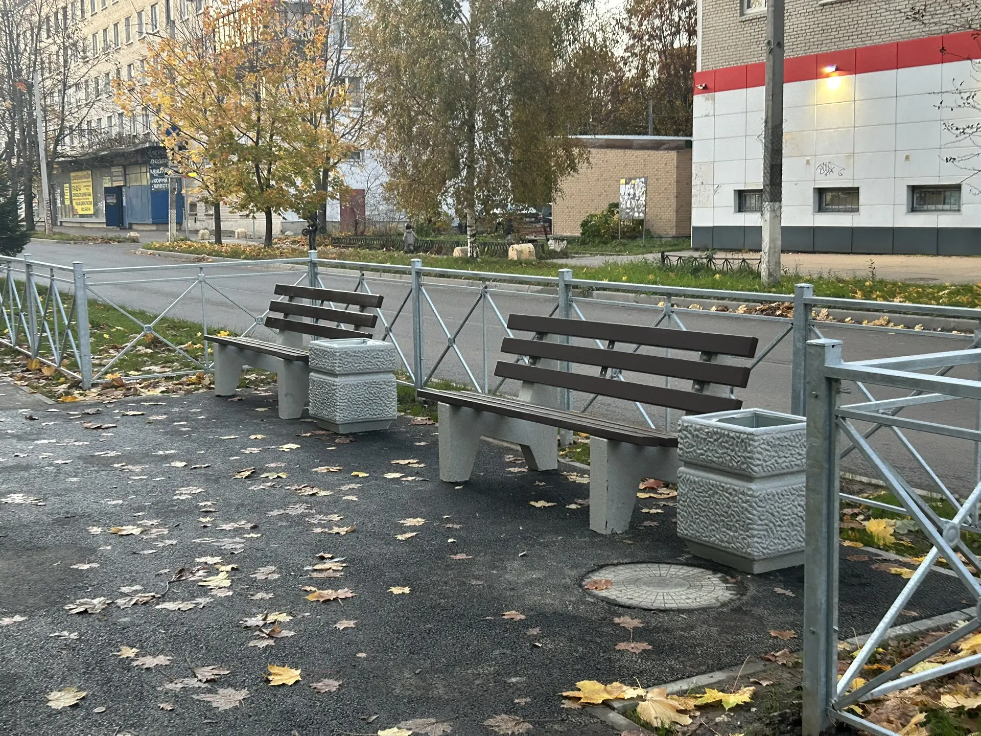 Уютнее стало у Пенсионного фонда в Кузьмоловском! 🏢🌳