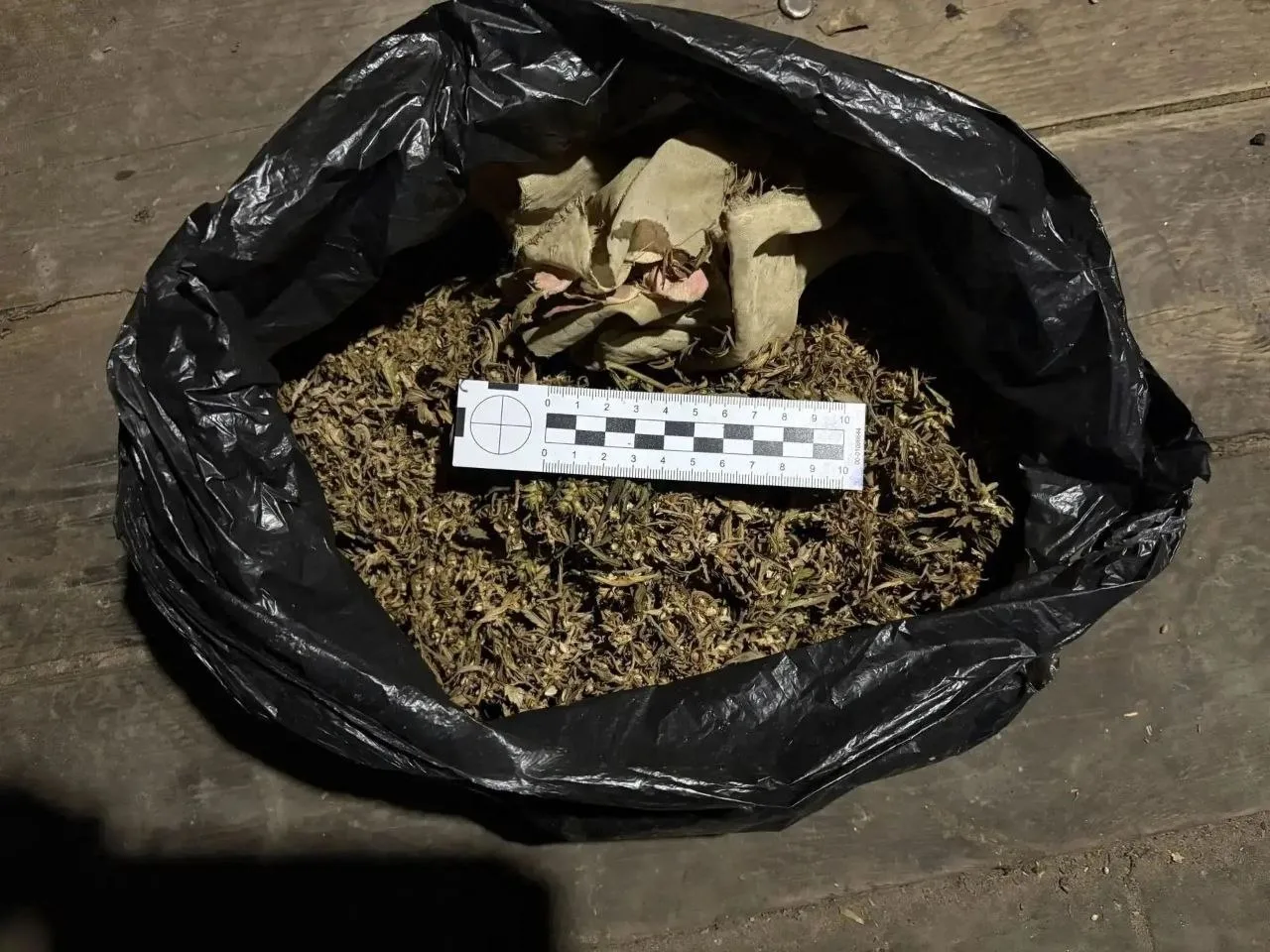 🌿 В Тандинском районе у жителя нашли в бане пакет с 180 граммами марихуаны
