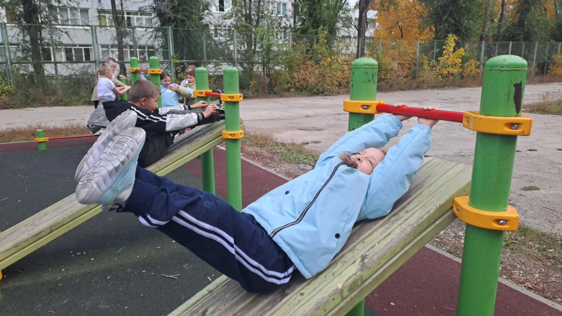 На нашей универсальной спортивной площадке кипит работа: младшие школьники активно гото...