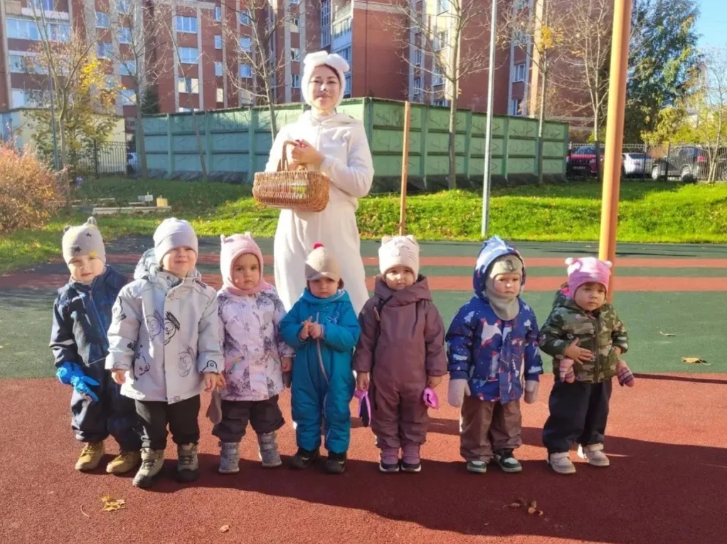 Сегодня в нашей группе "Маячок" было особенно весело — к малышам заглянул пушистый гост...