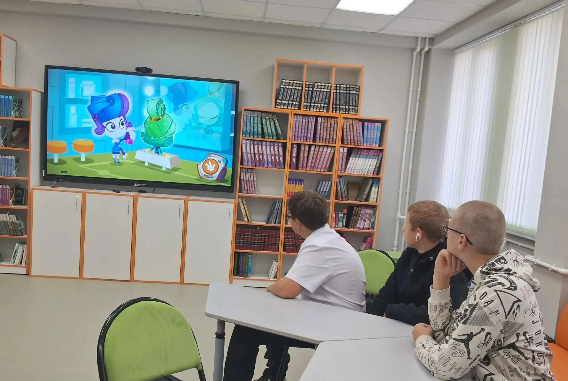 В 8 "б" классе прошёл урок по Основам социальной жизни на тему "История создания денег"...
