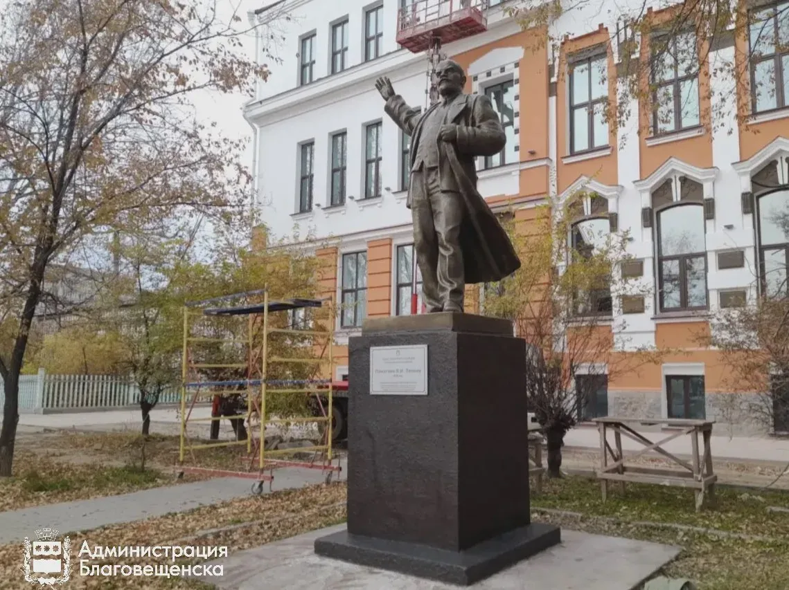 В Благовещенске отреставрировали памятник Ленину