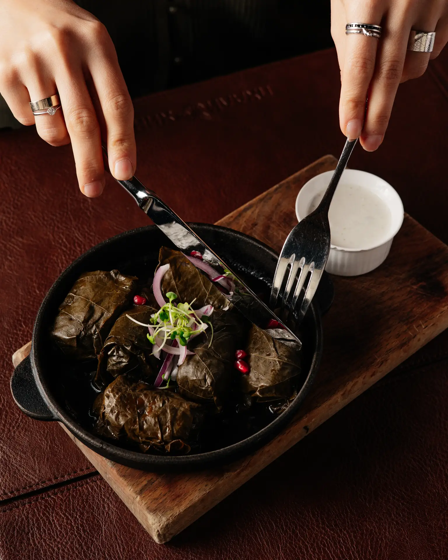 Древнее блюдо из мясного фарша с рисом, завёрнутое в виноградные листья, существует нес...