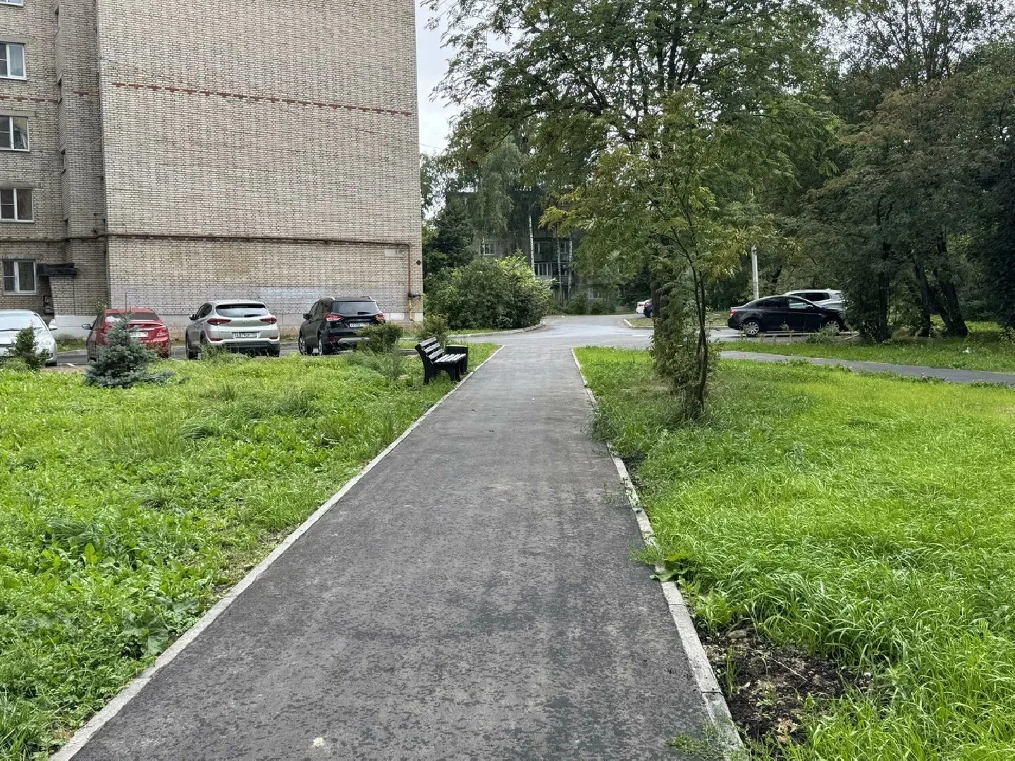 В Подмосковье активно обновляют дворы и пешеходные дорожки. Программа по благоустройств...