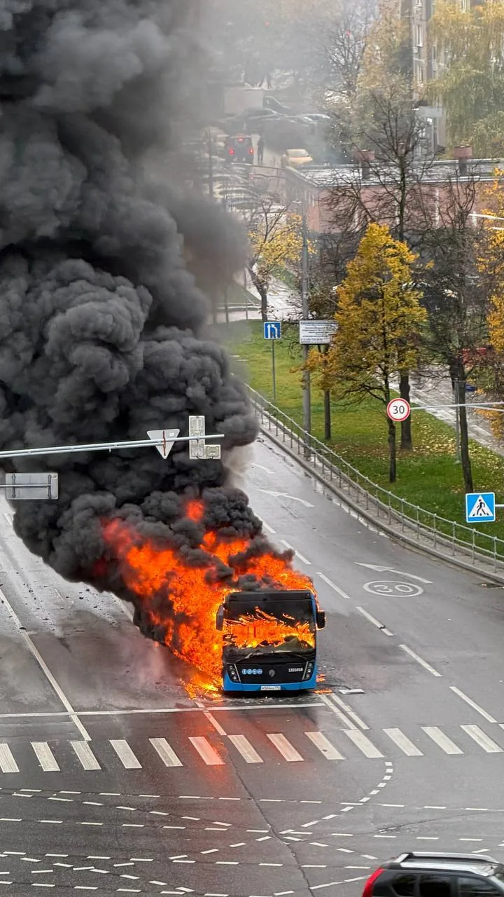 🔥Автобус №329 горит на Веерной улице в районе Очаково-Матвеевское