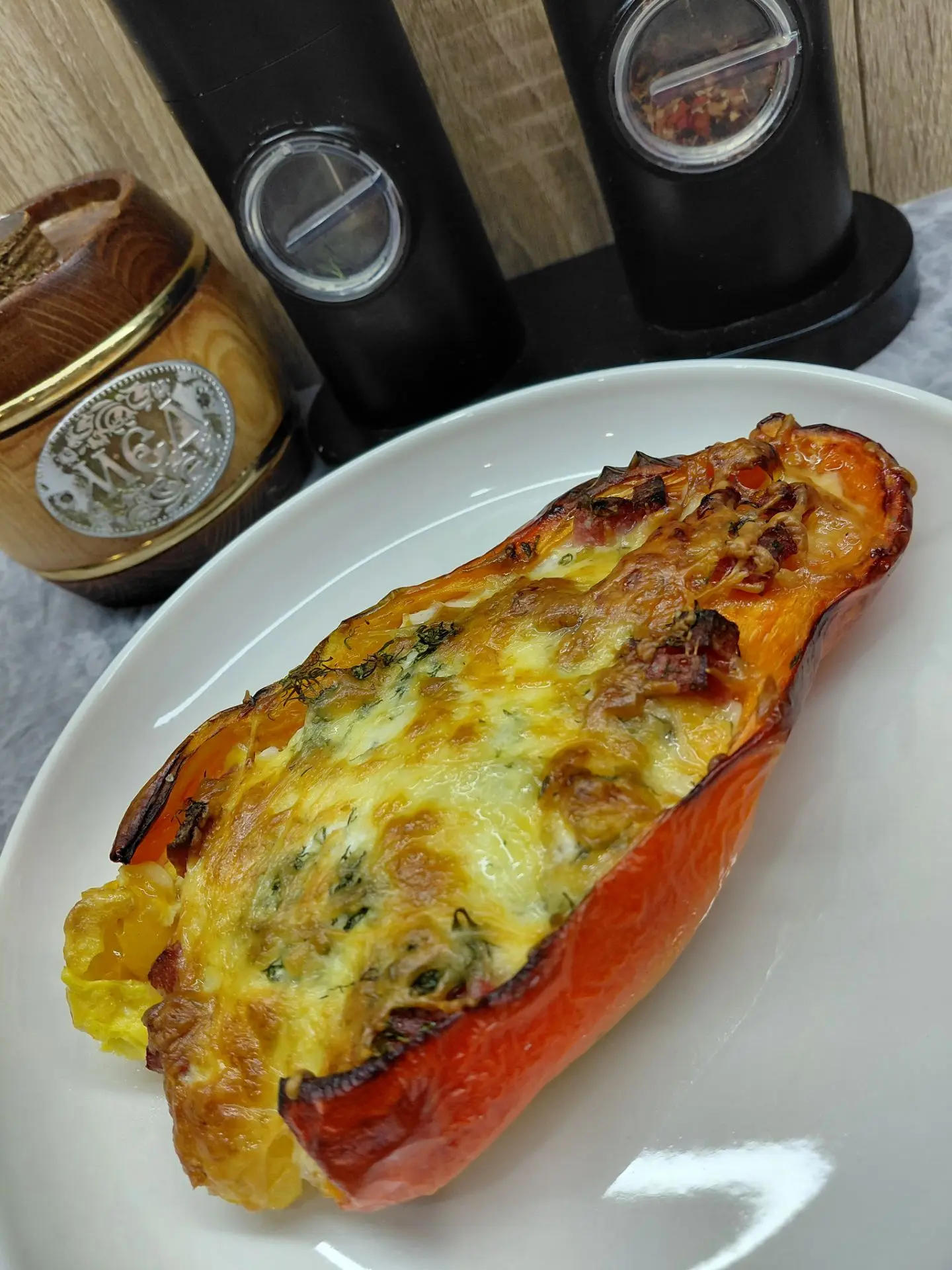 Запечённые половинки болгарского перца с яйцом и сыром (быстрый завтрак)