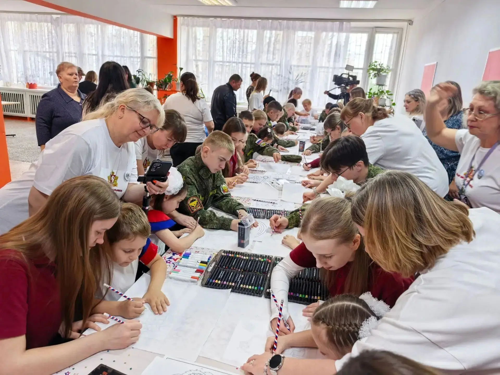 В Серове дети и взрослые создали тёплые послания для защитников Отечества