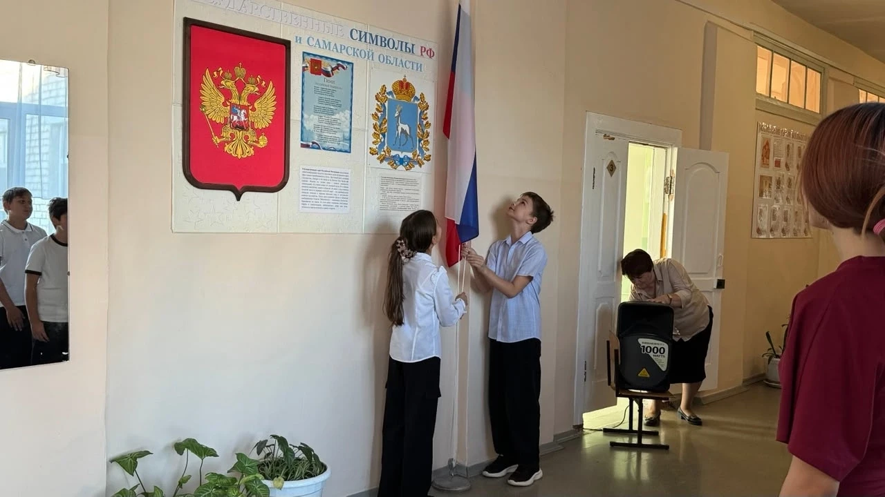 Утро понедельника «12» октября по традиции в нашей школе началось с подъема Государстве...