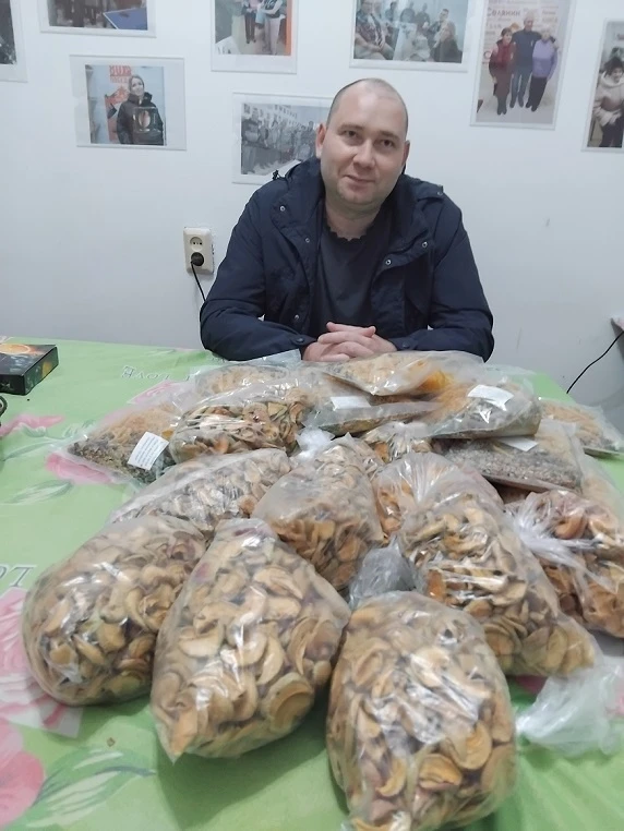 В посылках, которые регулярно отправляются нашим бойцам, лежат аккуратные зип-пакетики....