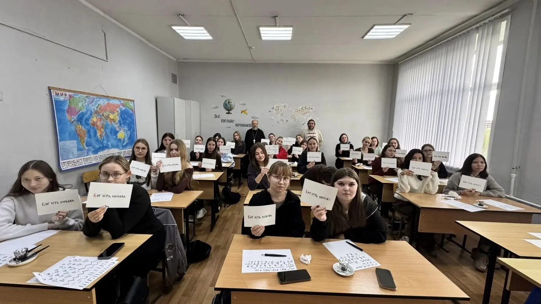 В Волжске священник провёл для студентов занятие по древнерусской каллиграфии