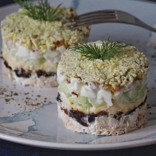 Салат "Принцесса" с курицей и черносливом