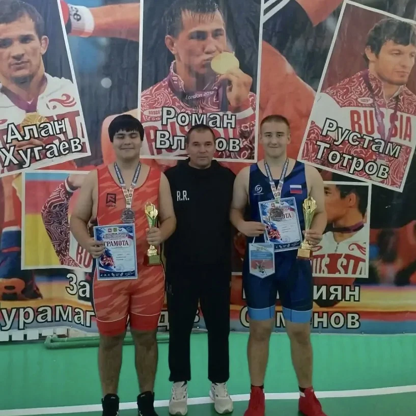 🤼 Наши борцы завоевали медали турнира памяти земляков-карталинцев — героев Советского ...