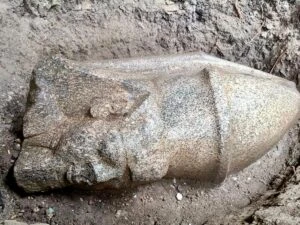 Дачный сюрприз тысячелетия: египетский огородник выкопал двух исполинских фараонов вмес...