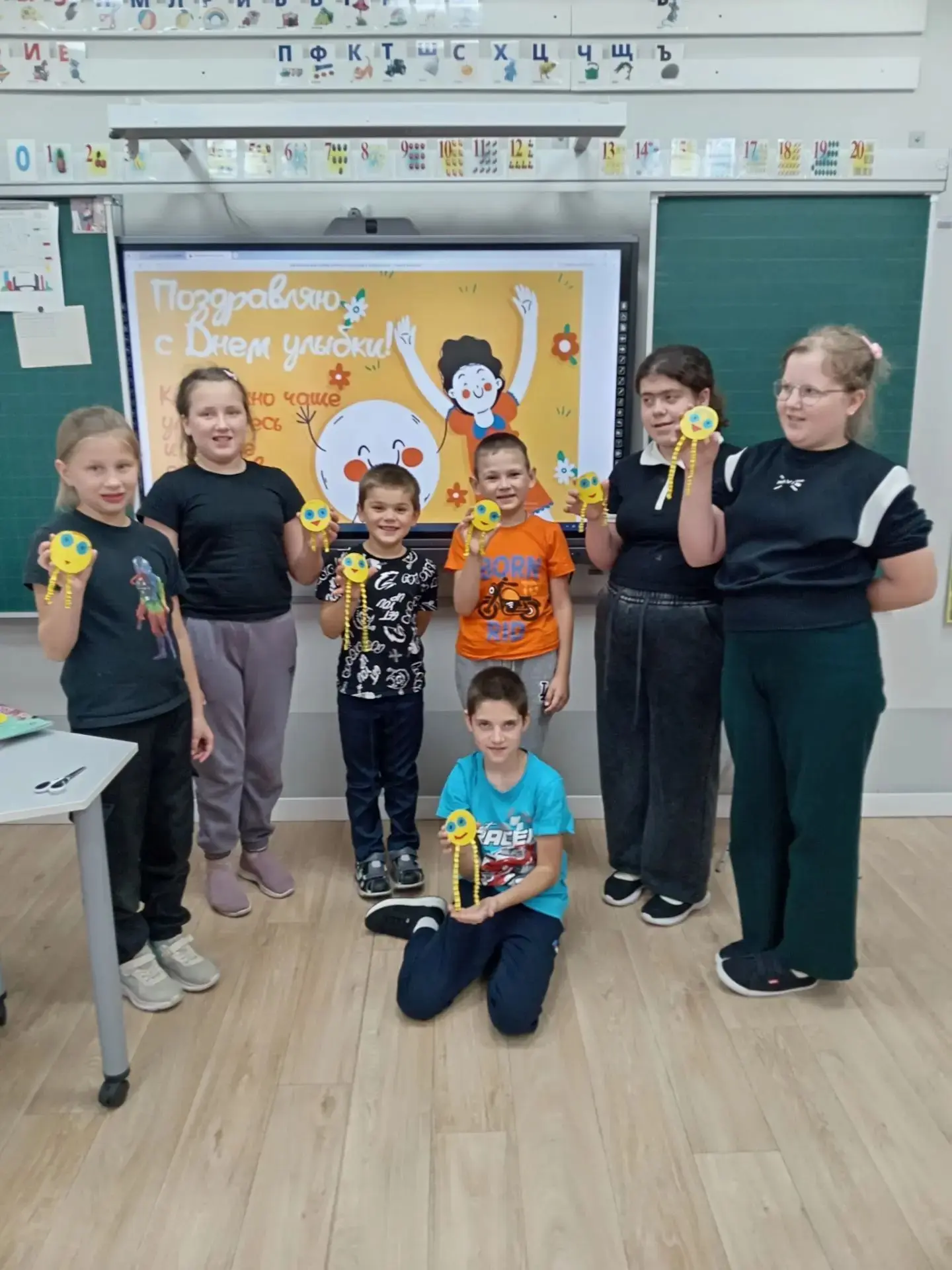 Ко Всемирному дню улыбки ученики младших классов смастерили яркие, озорные смайлики — с...