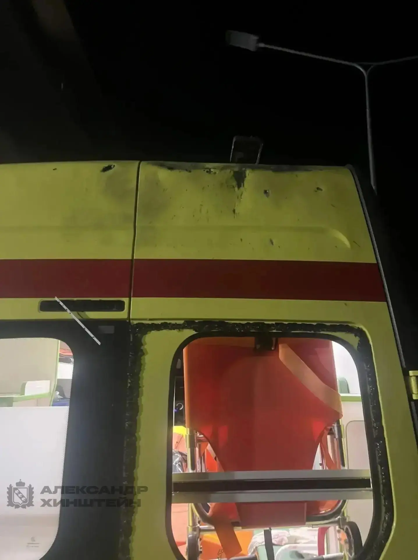 В крыше дыра, на стене — кровь. Появилось видео из машины реанимации, по которой ударил...