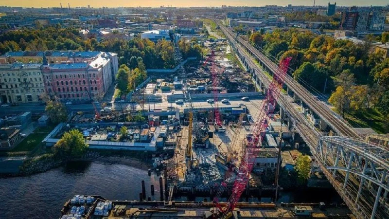 В Петербурге начали возводить временный мост через Неву