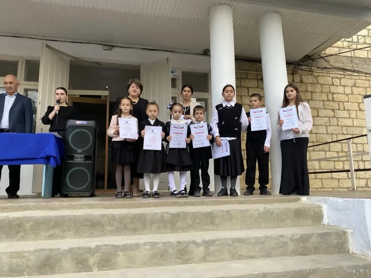 ✨ Традиционно учебную неделю открывает церемония поднятия флага и исполнение гимна Росс...