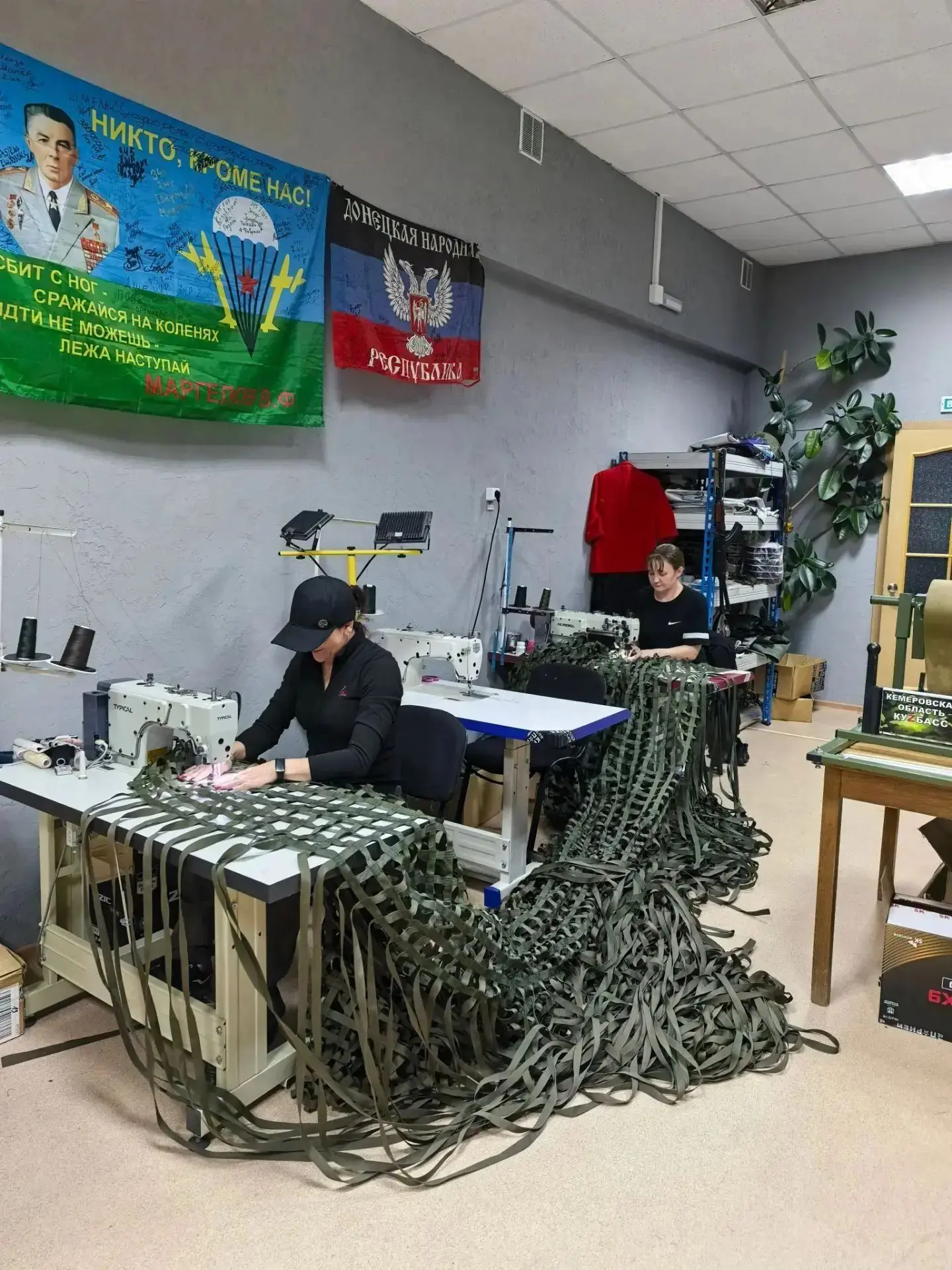 Уже поздним вечером, когда поселок готовился ко сну, работа над специальной сетью всё е...