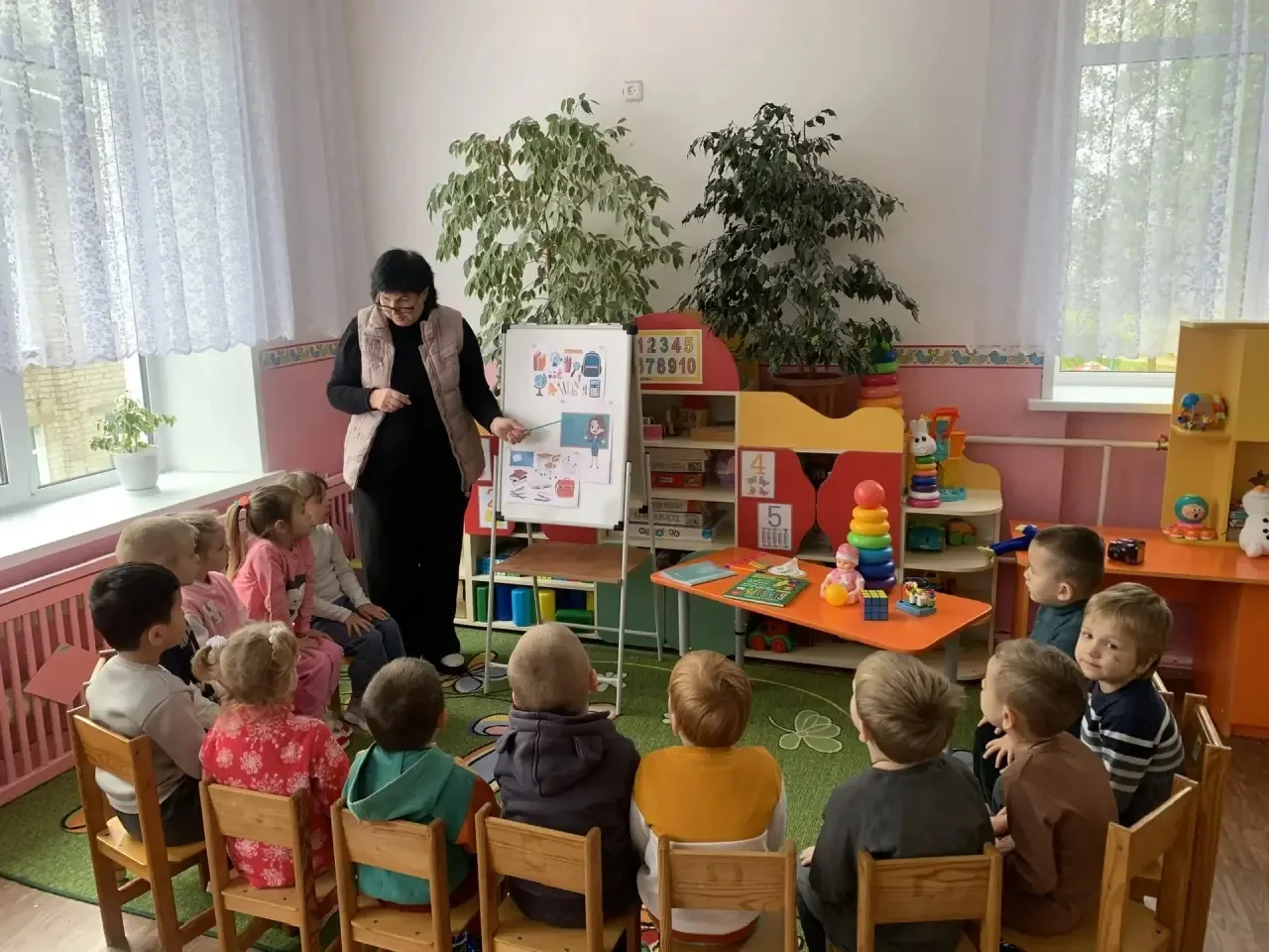 Воспитатели дошкольного  отделения нашей школы приступили к реализации федерального  об...