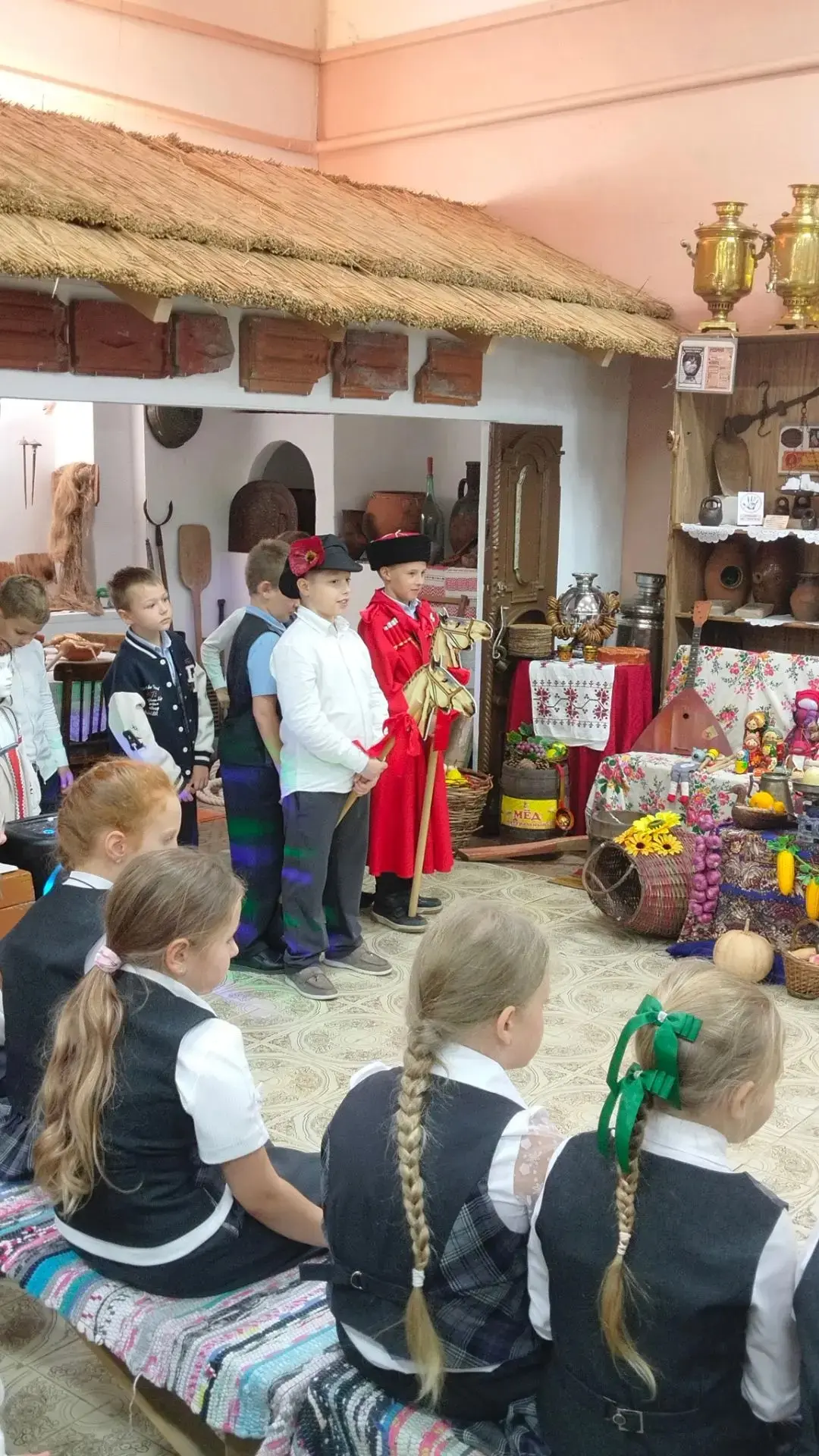 Учащиеся 2В класса совершили экскурсию в городской музей, где очутились на Покровской я...