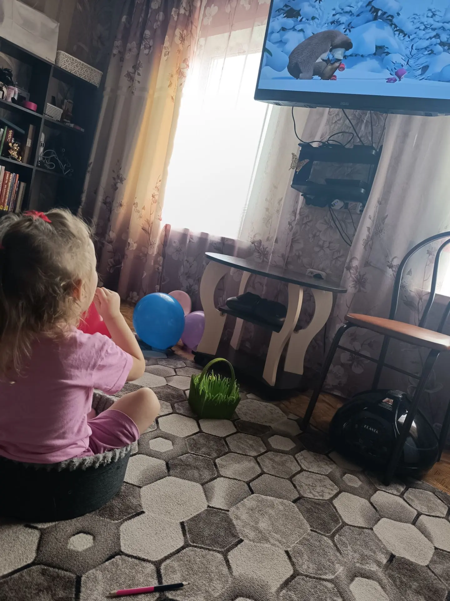 Залезла в кошачью лежанку,ест чупа-чупс и смотрит "Маша и Медведь"😂