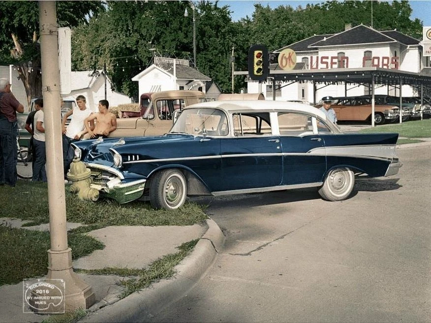 1957 Chevrolet против пожарного гидранта, угол 13-й и главной улицы городка Парсонс, шт...