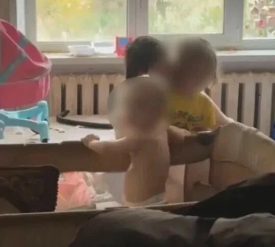😰В Рязани двух маленьких детей забрали из квартиры, заваленной мусором