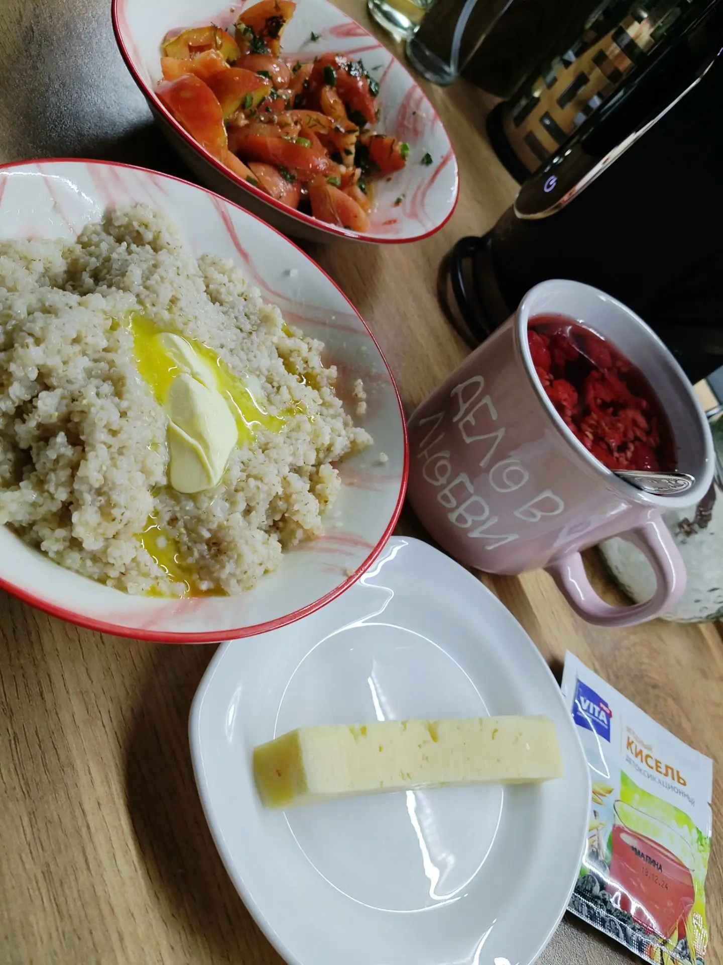 Мой ужин: салат из помидор с зеленью 🥗, кусочек сыра 🧀, ячневая каша 🥣 с маслом 🧈 с...