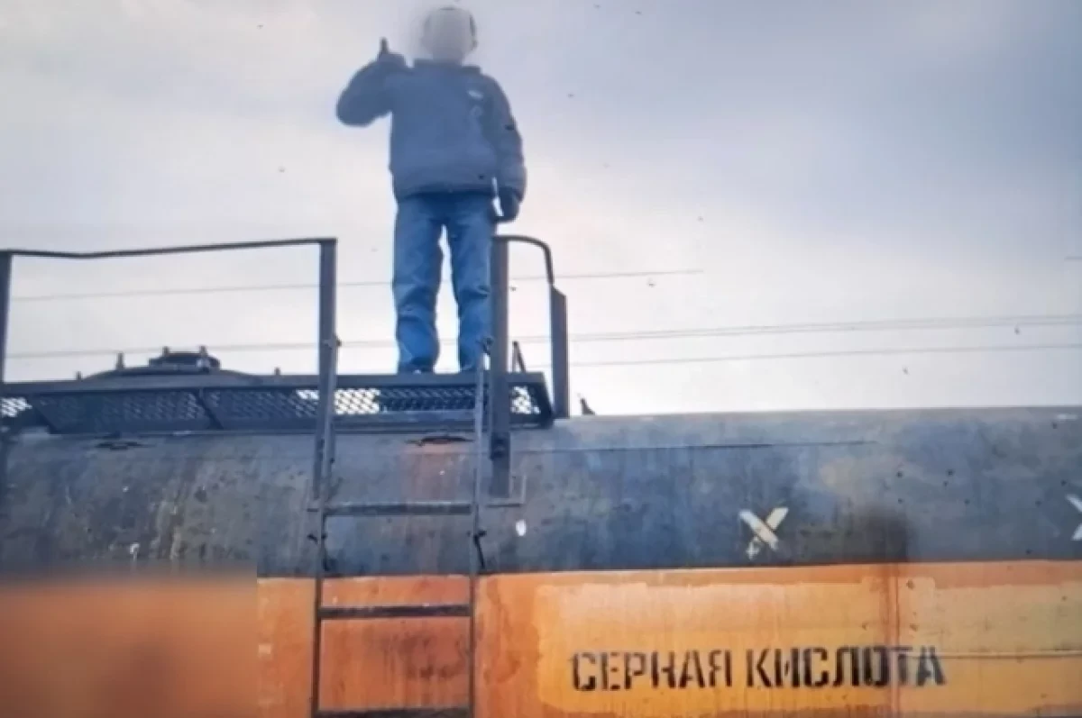 В Челябинске подростки устроили опасный трюк на крыше электрички