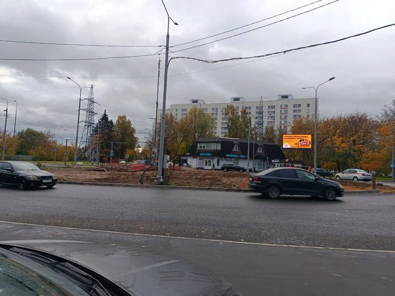 В микрорайоне В сегодня убрали забор, стоявший на круговом перекрестке.