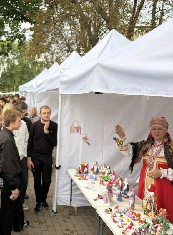 🎪 В Семилукском районе установили семь шатров для выставок и фестивалей.