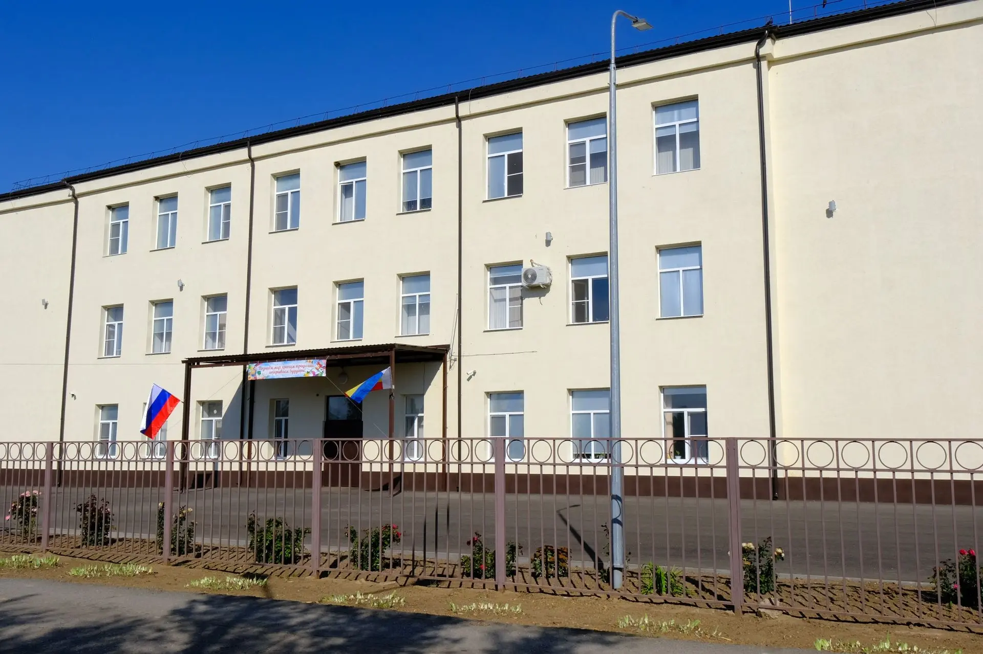Во время рабочей поездки в Пролетарский район посетил Племзаводскую школу в поселке Опе...