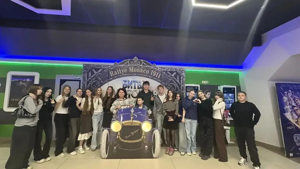 Каникулы с пользой: 10 «Б» в кино! 🎬