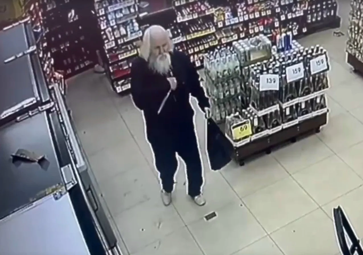 ⭕ «Сначала отнесу домой, потом вернусь»: 68-летний пенсионер ограбил алкомаркет с ножом